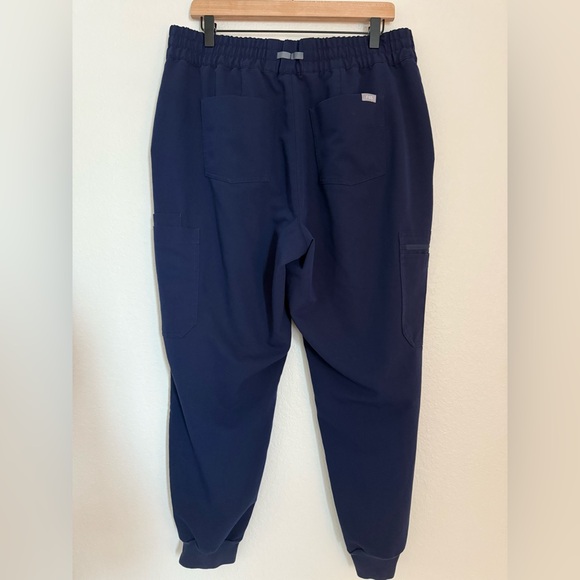 FIGS Set Uman Relaxed Jogger Scrub Pants & Relaxed Catarina One-Pocket Scrub Top - Picture 6 of 16